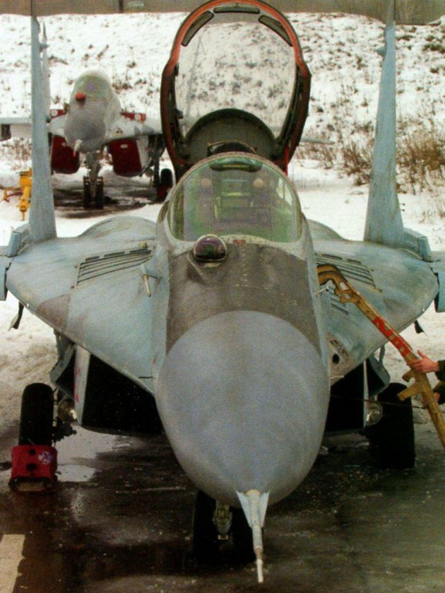 Вид спереди МиГ-29.jpg